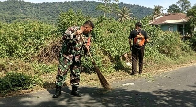 Jaga Kebersihan Lingkungan, Babinsa dan Warga Balohan Bersatu Melalui Gotong Royong