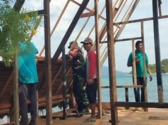 Babinsa Krueng Raya Bantu Pembangunan Bungalo di Lokasi Wisata, Dukung Pengembangan Ekonomi Masyarakat