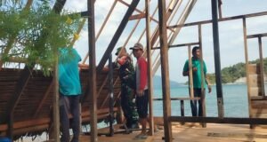 Babinsa Krueng Raya Bantu Pembangunan Bungalo di Lokasi Wisata, Dukung Pengembangan Ekonomi Masyarakat