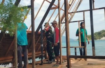 Babinsa Krueng Raya Bantu Pembangunan Bungalo di Lokasi Wisata, Dukung Pengembangan Ekonomi Masyarakat