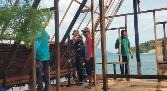 Babinsa Krueng Raya Bantu Pembangunan Bungalo di Lokasi Wisata, Dukung Pengembangan Ekonomi Masyarakat
