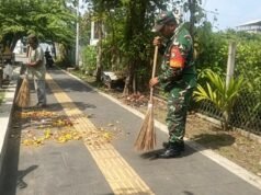 Babinsa Kuta Timu Turun Langsung Bantu Petugas Kebersihan Jaga Kebersihan Lingkungan Wilayah Binaan