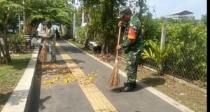 Babinsa Kuta Timu Turun Langsung Bantu Petugas Kebersihan Jaga Kebersihan Lingkungan Wilayah Binaan