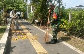 Babinsa Kuta Timu Turun Langsung Bantu Petugas Kebersihan Jaga Kebersihan Lingkungan Wilayah Binaan