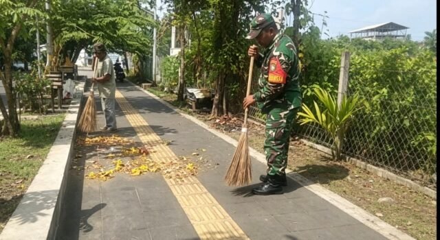 Babinsa Kuta Timu Turun Langsung Bantu Petugas Kebersihan Jaga Kebersihan Lingkungan Wilayah Binaan