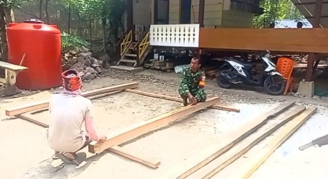 Babinsa Gampong Paya Bantu Pembangunan Balai Pengajian Darul Amanah yang Semakin Diminati Warga
