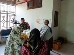 Wujud Kepedulian, Babinsa Jaboi Dampingi Penyerahan Bantuan Sembako Kepada Warga Kurang Mampu