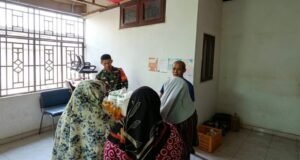 Wujud Kepedulian, Babinsa Jaboi Dampingi Penyerahan Bantuan Sembako Kepada Warga Kurang Mampu
