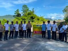 Jalan Balohan–Anoi Itam Ditutup Total Akibat Longsor, Babinsa Pantau Langsung Pemasangan Palang Penutup