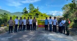 Jalan Balohan–Anoi Itam Ditutup Total Akibat Longsor, Babinsa Pantau Langsung Pemasangan Palang Penutup