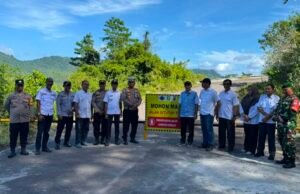 Jalan Balohan–Anoi Itam Ditutup Total Akibat Longsor, Babinsa Pantau Langsung Pemasangan Palang Penutup