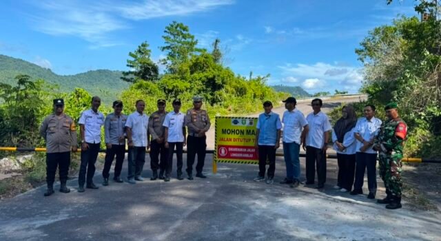 Jalan Balohan–Anoi Itam Ditutup Total Akibat Longsor, Babinsa Pantau Langsung Pemasangan Palang Penutup