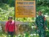 Cek Kondisi Papan Himbauan, Babinsa dan Warga Pastikan Kawasan Hutan Lindung Kuta Timu Tetap Terjaga