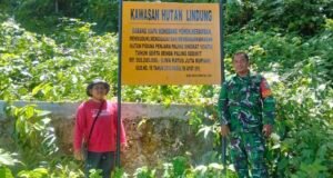 Cek Kondisi Papan Himbauan, Babinsa dan Warga Pastikan Kawasan Hutan Lindung Kuta Timu Tetap Terjaga