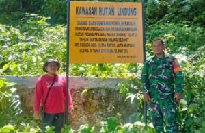 Cek Kondisi Papan Himbauan, Babinsa dan Warga Pastikan Kawasan Hutan Lindung Kuta Timu Tetap Terjaga