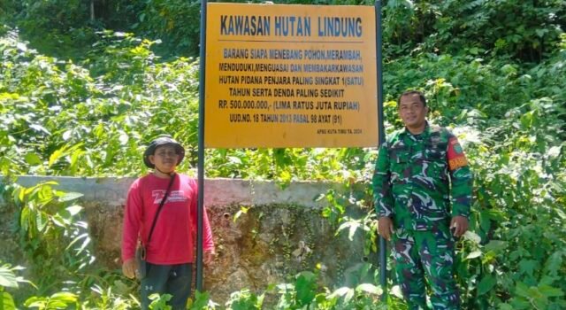 Cek Kondisi Papan Himbauan, Babinsa dan Warga Pastikan Kawasan Hutan Lindung Kuta Timu Tetap Terjaga