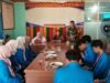 Jaga Lingkungan Bebas Asap dan Kebakaran, Babinsa Kuta Ateuh Libatkan Mahasiswa KPM Edukasi Warga