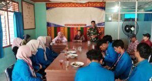 Jaga Lingkungan Bebas Asap dan Kebakaran, Babinsa Kuta Ateuh Libatkan Mahasiswa KPM Edukasi Warga