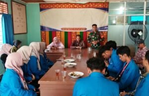 Jaga Lingkungan Bebas Asap dan Kebakaran, Babinsa Kuta Ateuh Libatkan Mahasiswa KPM Edukasi Warga