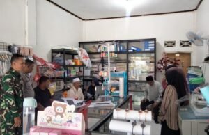 Tinjau Usaha ATK BUMG Aneuk Laot, Babinsa Bersama Bhabinkamtibmas Sarankan Jalin Kerja Sama dengan Sekolah