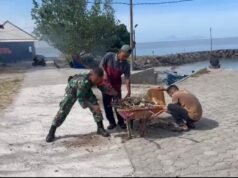 Semangat Gotong Royong, Babinsa dan Warga Bersihkan Lingkungan Jurong Pasi Gampong Keuneukai