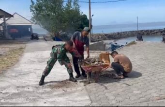 Semangat Gotong Royong, Babinsa dan Warga Bersihkan Lingkungan Jurong Pasi Gampong Keuneukai