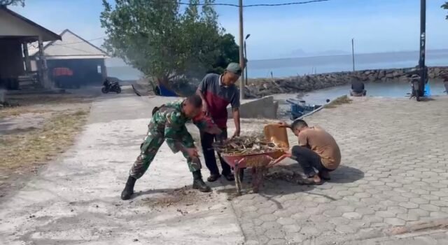 Semangat Gotong Royong, Babinsa dan Warga Bersihkan Lingkungan Jurong Pasi Gampong Keuneukai