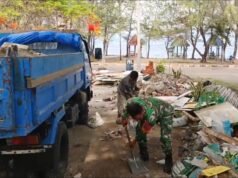 Babinsa Kuta Barat Bantu Warga Angkat Batu Bangunan, Wujudkan Kemanunggalan TNI-Rakyat