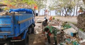 Babinsa Kuta Barat Bantu Warga Angkat Batu Bangunan, Wujudkan Kemanunggalan TNI-Rakyat
