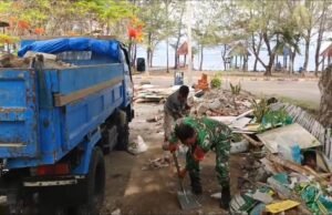Babinsa Kuta Barat Bantu Warga Angkat Batu Bangunan, Wujudkan Kemanunggalan TNI-Rakyat