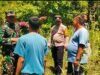 Babinsa Krueng Raya Bersama Bhabinkamtibmas Komsos dengan Warga, Gencar Cegah Karhutla
