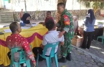 Dukung Pelayanan Kesehatan Warga, Babinsa Keuneukai Pantau Kegiatan Pengobatan Gratis