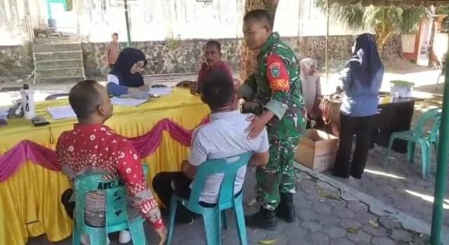Dukung Pelayanan Kesehatan Warga, Babinsa Keuneukai Pantau Kegiatan Pengobatan Gratis
