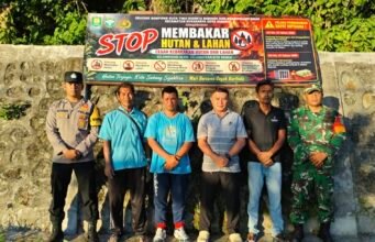 Babinsa Kuta Timu Bersama Perangkat Gampong Pasang Spanduk Himbauan Cegah Karhutla