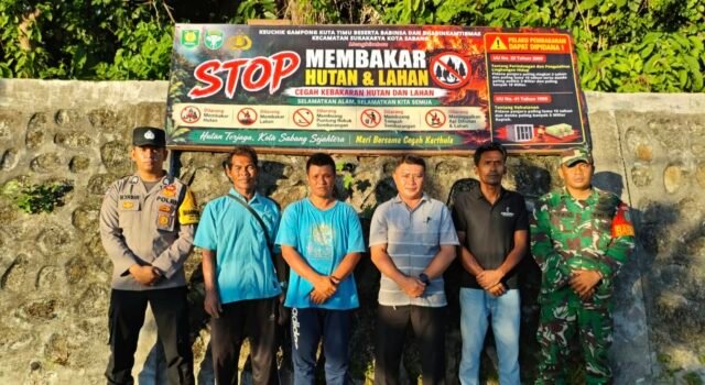 Babinsa Kuta Timu Bersama Perangkat Gampong Pasang Spanduk Himbauan Cegah Karhutla