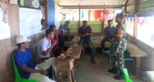 Babinsa Paya Komsos & Sosialisasi Karhutla, Ajak Warga Cegah Kebakaran Sejak Dini