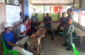 Babinsa Paya Komsos & Sosialisasi Karhutla, Ajak Warga Cegah Kebakaran Sejak Dini