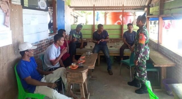 Babinsa Paya Komsos & Sosialisasi Karhutla, Ajak Warga Cegah Kebakaran Sejak Dini