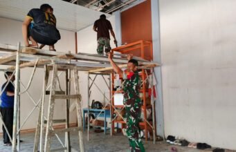 Babinsa Jaboi Bantu Pekerjaan Perbaikan Rumah Warga, Wujudkan Kemanunggalan TNI-Rakyat