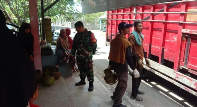 Pantau Penyaluran Gas Elpiji 3 Kg Bersubsidi, Babinsa Balohan Pastikan Tepat Sasaran & Sesuai HET