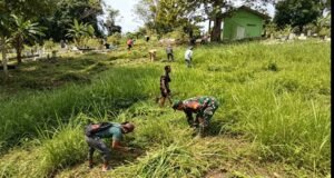 Jaga Kebersihan Tempat Pemakaman Umum, Babinsa, Bhabinkamtibmas & Warga Gotong Royong di Kuta Timu