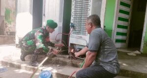 Perbaiki Kulkas Warga, Babinsa Kuta Ateuh Bantu Selalu Hadir Membantu Masyarakat