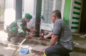 Perbaiki Kulkas Warga, Babinsa Kuta Ateuh Bantu Selalu Hadir Membantu Masyarakat