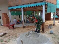Babinsa Aneuk Laot Bantu Pasang Batu Bata Merah Balai Pengajian Babuttaqwa, Eratkan Silaturahmi dengan Warga