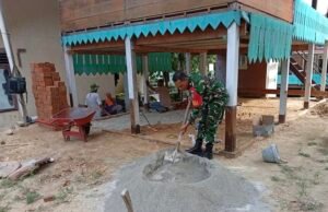 Babinsa Aneuk Laot Bantu Pasang Batu Bata Merah Balai Pengajian Babuttaqwa, Eratkan Silaturahmi dengan Warga