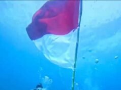 Semarak HUT RI ke-81, Polsek Sukakarya Bersama Keuchik Gp.Iboih Kibarkan Merah Putih di Bawah Laut.