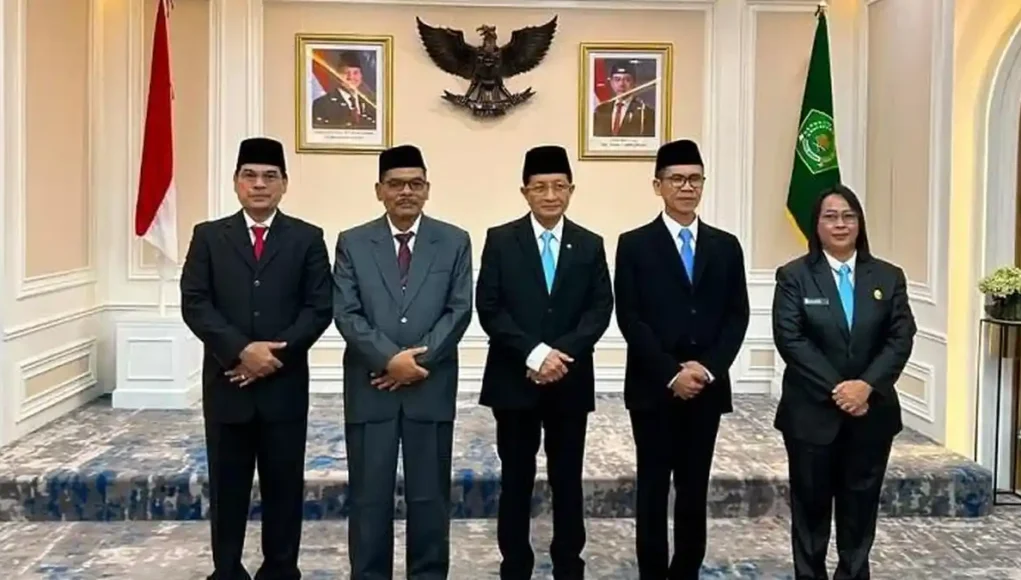 Menteri-Agama-RI-Nasaruddin-Umar-berfoto-dengan-Prof-Mujiburrahman-sebagai-Rektor-UIN-Ar-Raniry