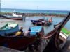 Babinsa Keuneukai Bantu Renovasi Perahu Pancing, Semangati Warga Tingkatkan Penghasilan Keluarga