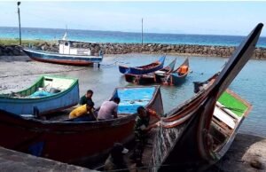 Babinsa Keuneukai Bantu Renovasi Perahu Pancing, Semangati Warga Tingkatkan Penghasilan Keluarga
