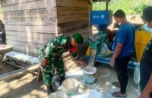 Tinjau Mesin Penggiling Padi BUMDes, Babinsa Batee Shoek Pastikan Berjalan Optimal Bantu Petani